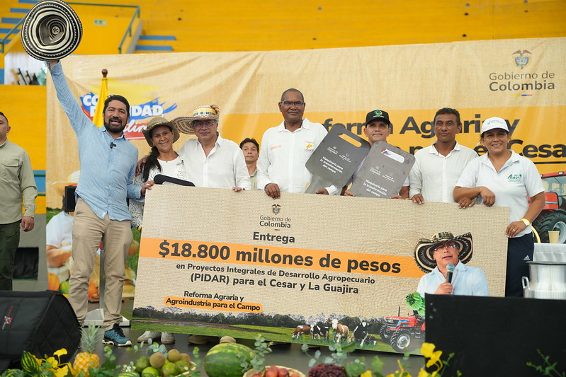 Presidente Petro entrega tierras y activos productivos a miles de familias campesinas del Cesar